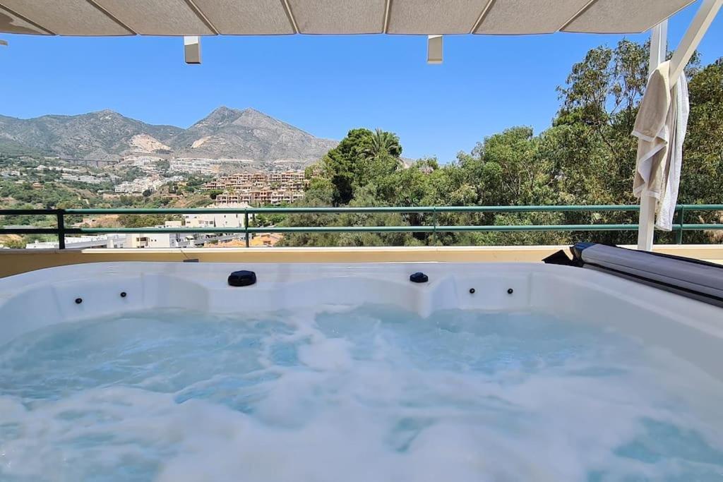 Luxury Penthouse With Sea&mountain Views & Hot Tub - Tranquility & Rest Lejlighed *